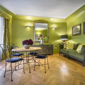 https://charming-prague-apartments-at-the-black-star.praguehotelsweb.com